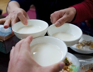 喝糯米酒能豐胸嗎？喝米酒能護(hù)膚嗎？