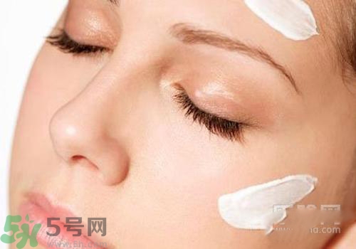 cc霜和粉底液的區(qū)別 cc霜和粉底液哪個(gè)先用？