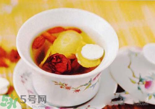 秋天嘴唇干燥怎么辦？秋天嘴唇干燥吃什么？