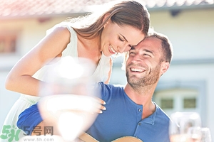 女生喜歡成熟的男生嗎？女生喜歡成熟穩(wěn)重的類型嗎？