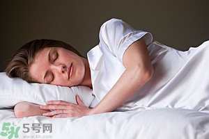 女生趴著睡對乳房好嗎？女生趴著睡對胸部有什么壞處？