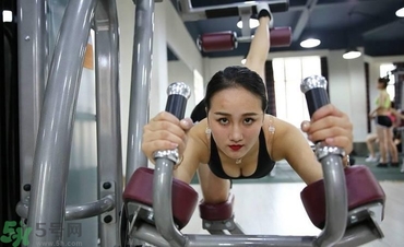 女生跑步機減肥速度多少合適？女生去健身房減肥做哪些器械？
