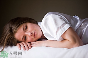 女生趴著睡對乳房好嗎？女生趴著睡對胸部有什么壞處？