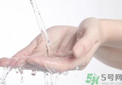 高錳酸鉀染手上了怎么辦？高錳酸鉀染手上了怎么洗掉？