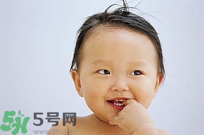 寶寶為什么喜歡咬指甲？寶寶咬指甲是怎么回事？