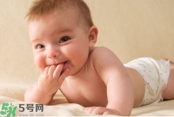 寶寶為什么喜歡咬指甲？寶寶咬指甲是怎么回事？