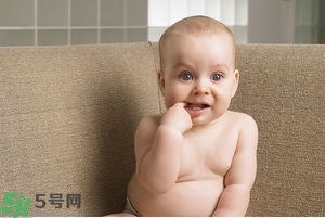 寶寶為什么喜歡咬指甲？寶寶咬指甲是怎么回事？