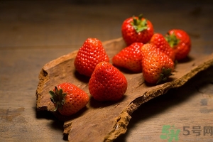 草莓有點(diǎn)爛還能吃嗎？草莓爛了一點(diǎn)還能吃嗎？