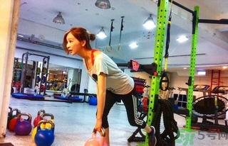 女生健身喝什么牛奶好？女生健身吃什么好？