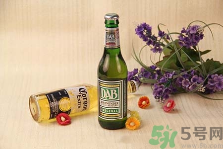男子喝冰啤后洗澡出血 喝冰啤后可以洗澡嗎？