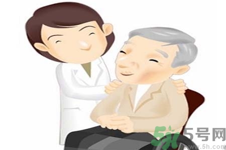 帕金森是發(fā)病原因？帕金森會引發(fā)什么疾?。?></p><h3>帕金森的發(fā)病原因</h3><p>帕金森病的確切病因至今未明。遺傳因素、環(huán)境因素、年齡老化、氧化應激等均可能參與PD多巴胺能神經元的變性死亡過程。</p><h4>年齡老化</h4><p>PD的發(fā)病率和患病率均隨年齡的增高而增加。PD多在60歲以上發(fā)病，這提示衰老與發(fā)病有關。資料表明隨年齡增長，正常成年人腦內黑質多巴胺能神經元會漸進性減少。但65歲以上老年人中PD的患病率并不高，因此，年齡老化只是PD發(fā)病的危險因素之一。</p><p style=