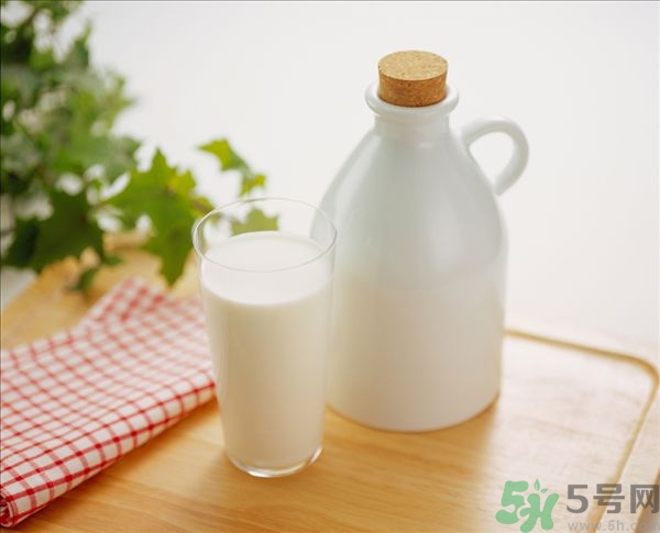 健身喝什么牛奶？健身喝全脂牛奶還是脫脂牛奶？