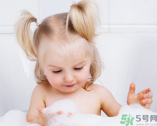 秋季嬰兒要每天洗澡嗎？秋季給嬰兒洗澡的正確步驟