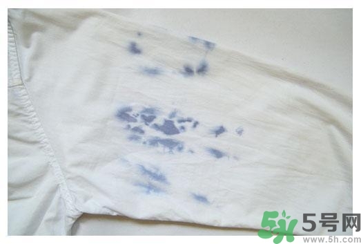 衣服長黑點怎么洗掉？衣服上長霉點怎么去除？