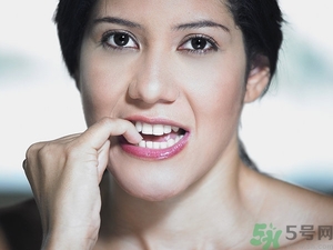 咬指甲什么原因？咬指甲是什么?。?><br/></p><h3>咬指甲是什么病</h3><p>咬指甲屬于心理類疾病，這主要是由于營養(yǎng)元素缺乏引起的神經(jīng)反應異常導致的，由于長期不良行為習慣導致的，生活環(huán)境影響導致的，這些都導致出現(xiàn)咬指甲癥狀的主要原因，可以通過一些方法進行修正，下面就來詳細了解引起咬指甲的原因，以及正確的解決方法吧。</p><h4>1、營養(yǎng)缺乏</h4><p>人體缺乏鐵、鋅等礦物質(zhì)元素的時候，會引起人體代謝功能異常，味覺異常，食欲異常，進而會出現(xiàn)異食癖的癥狀，咬指甲就是非常常見的一種現(xiàn)象，這是屬于營養(yǎng)不良類疾病，需要及時補充缺乏的營養(yǎng)。對于這種情況引起的咬指甲現(xiàn)象，首先要做的就是找出引起營養(yǎng)缺乏的原因，然后再合理補充缺乏的營養(yǎng)元素，可以有效消除咬指甲癥狀。</p><p style=