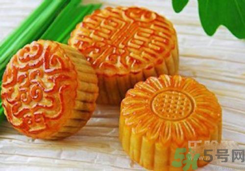 月餅裂開了是怎么回事？月餅開裂了可以吃嗎？