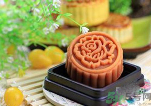 月餅裂開了是怎么回事？月餅開裂了可以吃嗎？