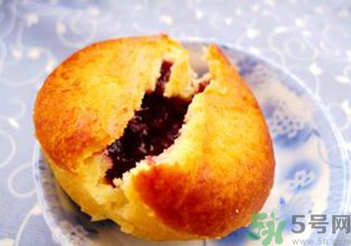 月餅裂開了是怎么回事？月餅開裂了可以吃嗎？