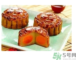 月餅裂開了是怎么回事？月餅開裂了可以吃嗎？