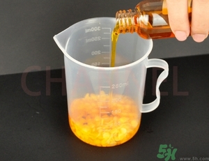 潤(rùn)唇膏怎么做？潤(rùn)唇膏自制方法