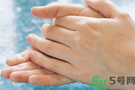 手指關(guān)節(jié)疼痛的原因是什么？手指關(guān)節(jié)痛如何治療？