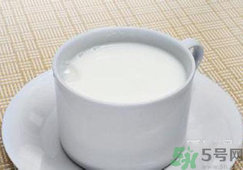 純牛奶為什么會(huì)結(jié)塊？結(jié)塊的純牛奶可以喝嗎？