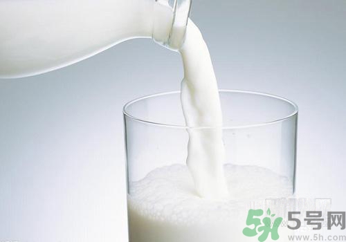 晚上喝純牛奶會(huì)長胖嗎？純牛奶什么喝比較好？