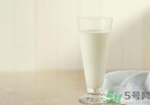 晚上喝純牛奶會(huì)長胖嗎？純牛奶什么喝比較好？