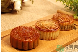 蛀牙可以吃月餅嗎?。砍栽嘛灂绬幔?></p><h3>吃月餅怎么預(yù)防蛀牙</h3><h5>1、在吃完食物后的10分鐘是牙齒保健的黃金時期，此時應(yīng)立即清潔牙齒，選擇酒精含量低的漱口水；</h5><h5>2、用含氟牙膏刷完牙不需要把嘴里的泡沫完全沖干凈；</h5><h5>3、嚼木糖醇口香糖能中和口腔酸性，能夠防止蛀牙，但還是要刷牙；</h5><h5>4、減少吃甜食的頻率，多吃蔬菜水果！</h5><p style=