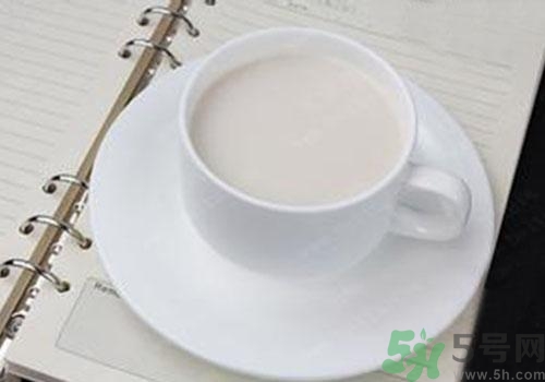純牛奶和酸奶哪個(gè)營養(yǎng)更高？喝純牛奶好還是酸奶好？