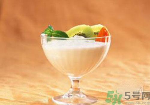 純牛奶和酸奶可以一起吃喝嗎？純牛奶和酸奶一起喝有什么好處？