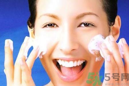 太陽穴長痘是怎么回事？太陽穴長痘的原因是什么？