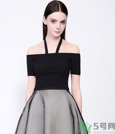 一字肩的衣服內衣怎么穿？一字肩的衣服里面穿什么內衣？