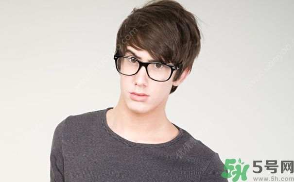 15歲男孩的標(biāo)準(zhǔn)身高應(yīng)該多高？15歲男孩的標(biāo)準(zhǔn)身高體重