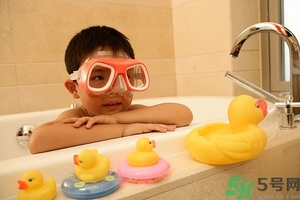 15歲男孩的標(biāo)準(zhǔn)身高應(yīng)該多高？15歲男孩的標(biāo)準(zhǔn)身高體重