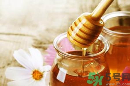 蜂蜜不能和什么一起吃？哪些人不能吃蜂蜜？