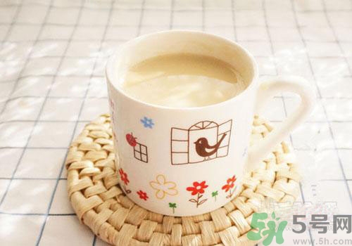 痛風(fēng)可以喝牛奶嗎？痛風(fēng)喝多少牛奶比較好？