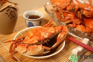 吃螃蟹可以喝紅酒嗎？吃螃蟹可以喝酒嗎？