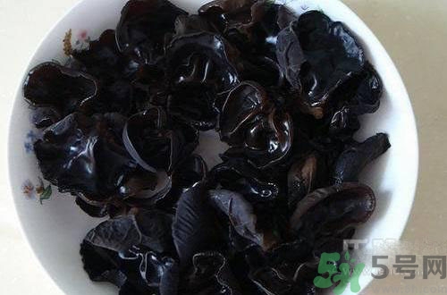 下巴長痘是上火嗎？下巴長痘吃什么好？