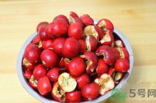 下巴長痘是上火嗎？下巴長痘吃什么好？