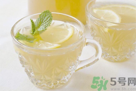 檸檬水能隔夜喝嗎？隔夜的檸檬水還能喝嗎？