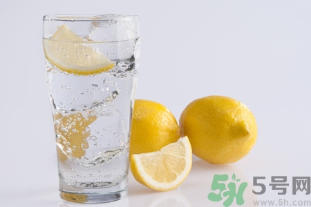 檸檬水能隔夜喝嗎？隔夜的檸檬水還能喝嗎？