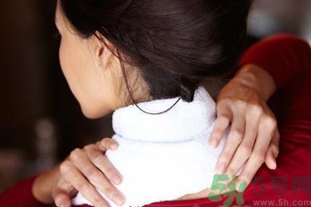 落枕脖子疼怎么辦？落枕和頸椎病區(qū)別