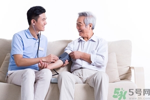 老人補(bǔ)鈣需要多長時間?老人補(bǔ)鈣注意什么