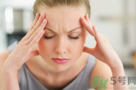 偏頭痛的原因是什么？女性偏頭痛的癥狀有哪些？