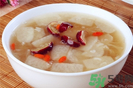 女性吃什么能預(yù)防婦科疾?。颗猿允裁茨茴A(yù)防子宮疾?。?></p><h4>(4)參芪母雞</h4><p>老母雞1只，黨參50克，黃芪50克，淮山藥50克，大棗50克，黃酒適量。將宰殺去毛及內(nèi)臟的母雞，加黃酒淹浸，其它四味放在雞周圍，隔水蒸熟，分?jǐn)?shù)次服食。具有益氣補(bǔ)血作用。適用于子宮的調(diào)補(bǔ)。</p><h4>(5)豆?jié){大米粥</h4><p>豆?jié){2碗，大米50克，白糖適量。將大米淘洗凈，以豆?jié){煮米作粥，熟后加糖調(diào)服。每日早空腹服食。具有調(diào)和脾胃，清熱潤燥作用。適用于體虛子宮的調(diào)養(yǎng)。</p><h4>(6)糖餞紅棗</h4><p>干紅棗50克，花生米100克，紅糖50克。將干紅棗洗凈后用溫水浸泡，花生米略煮，去皮備用。棗與花生皮同入小鋁鍋內(nèi)，加煮花生米的水，再加水適量，以文火煮30分鐘，撈出花生米皮，加紅糖，待紅糖溶化收汁即成。具有養(yǎng)血、理虛作用。適用于流產(chǎn)后貧血或血象偏低等。</p><p style=