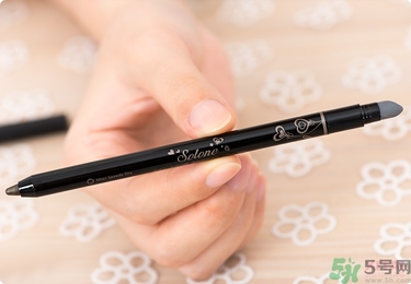 solone眼線筆怎么削？怎么推出來？