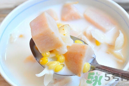 吃芋頭可以喝牛奶嗎？吃芋頭喝牛?奶有什么好處？