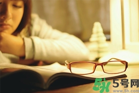 下午犯困怎么辦？犯困按摩什么穴位效果最快？