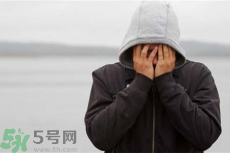 抑郁癥的表現(xiàn)有哪些？抑郁癥和遺傳有關(guān)系嗎？
